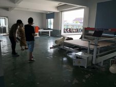 湖北杨老板一行参观考察鼎诺机电绗缝机