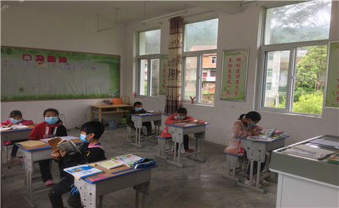 参观黎坪小学教室