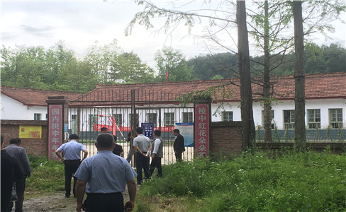 参观黎坪小学